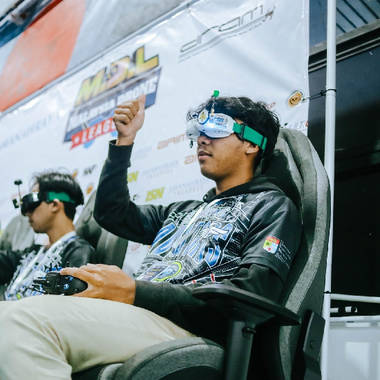 FPV pilot Jan with thumbs up and goggles down